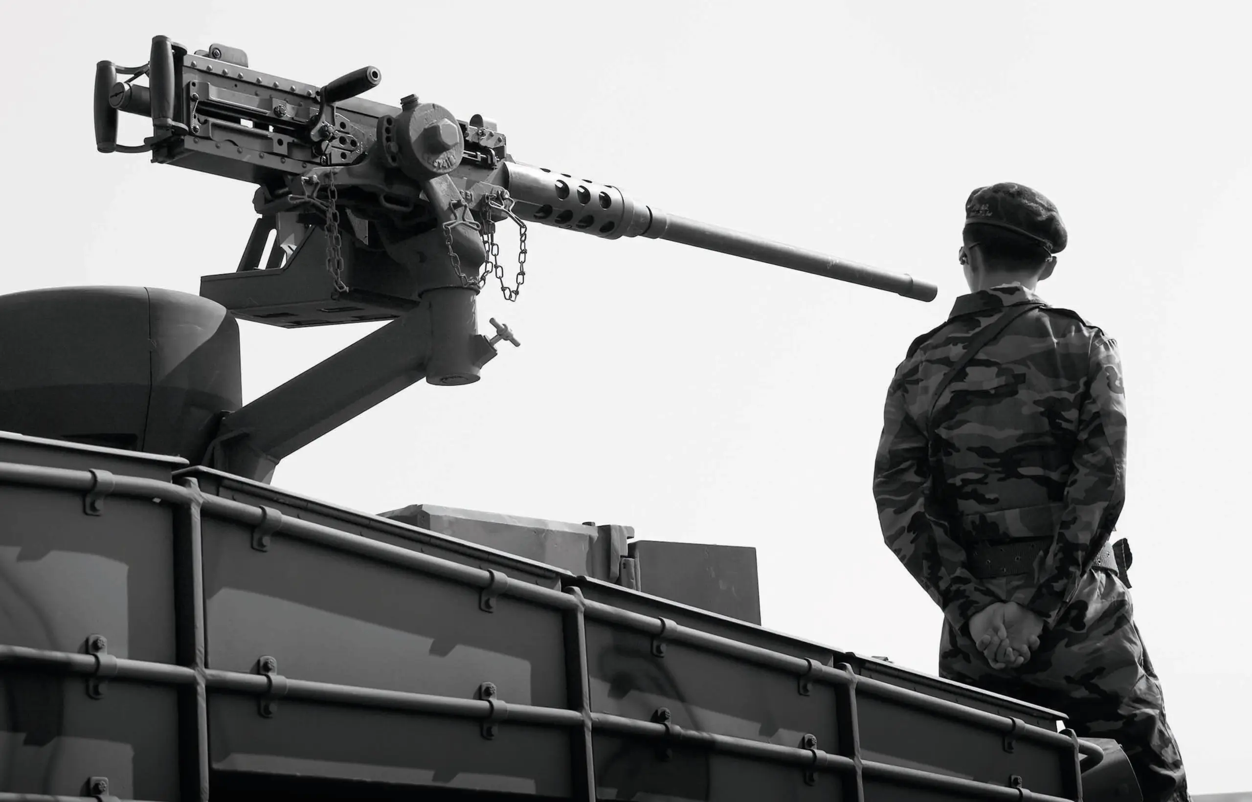 Ein Soldat in Uniform steht auf einem Panzer, hinter ihm ist ein Maschinengewehr zu sehen. Credit: Noh Suntag