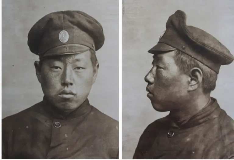 Schwarz-weiß Portraitfoto eines koreanischstämmigen Koreaners, aufgenommen ca. 1916/17 in einem deutschen Kriegsgefangenenlagers