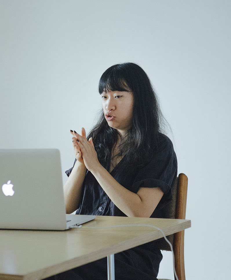 Jo Hye-Mi spricht in koreanischer Gebärdensprache: "Freund*innen".