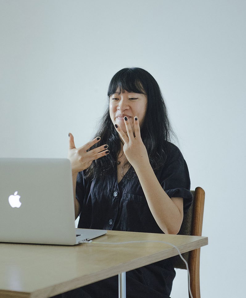 Jo-Hye-Mi spricht in koreanischer Gebärdensprache: “8. März”
