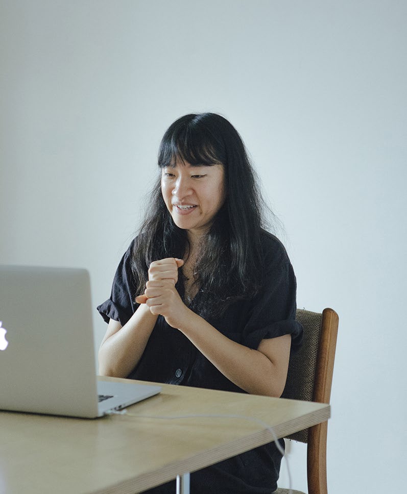 Jo-Hye-Mi spricht in koreanischer Gebärdensprache: “Machen”.