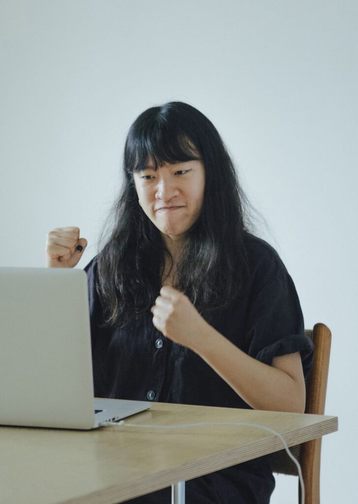 Jo-Hye-Mi spricht in koreanischer Gebärdensprache: “Aufmuntern”.
