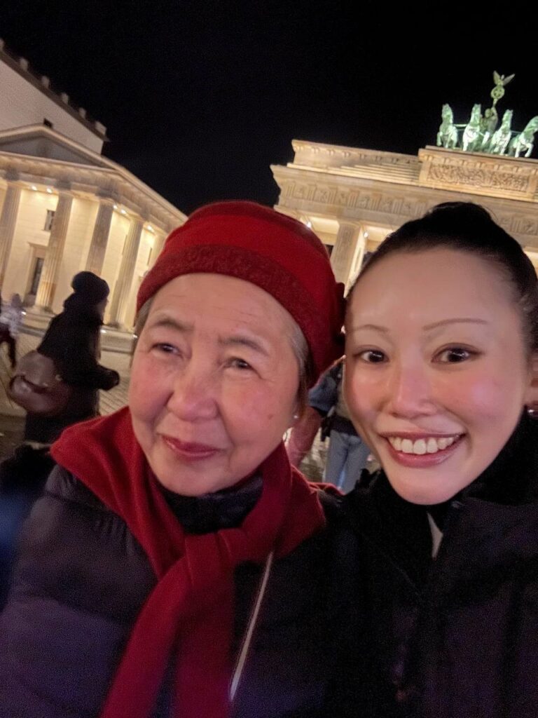 [Das Bild ist ein Selfie, das die Organisatorinnen Seo Eui Ok und Eunyoung bei einer Abendkundgebung vor dem Brandenburger Tor zeigt.]